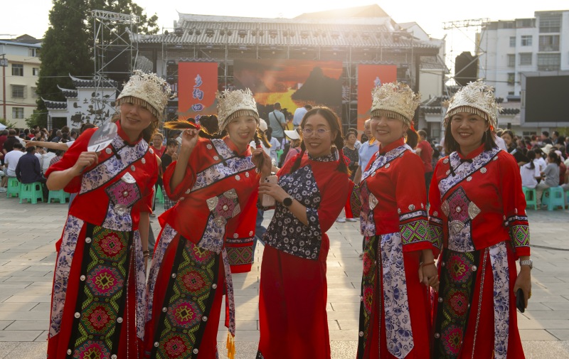 恒合土家族鄉(xiāng)，村民精心打扮參加“周周樂”活動。冉孟軍攝
