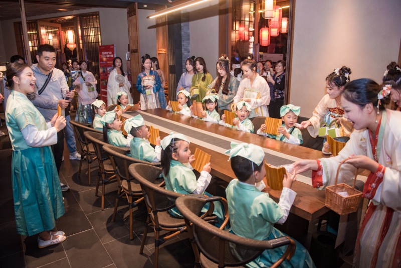 周家壩街道“周周樂”活動，市民體驗傳統(tǒng)文化。侯本艷攝