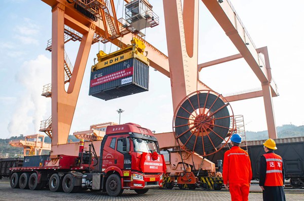 進行貨物裝卸。冉孟軍攝