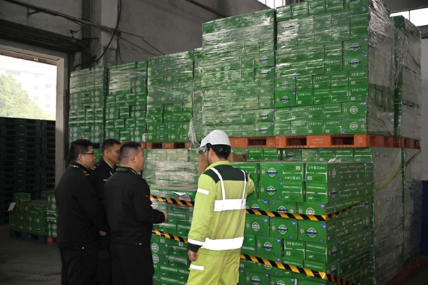 執(zhí)法現(xiàn)場(chǎng)。重慶市市場(chǎng)監(jiān)管綜合行政執(zhí)法總隊(duì)供圖