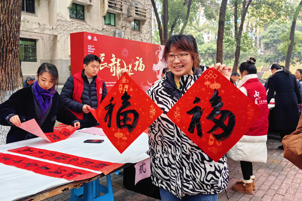 學(xué)生展示收到的“?！薄Ｔ軘z