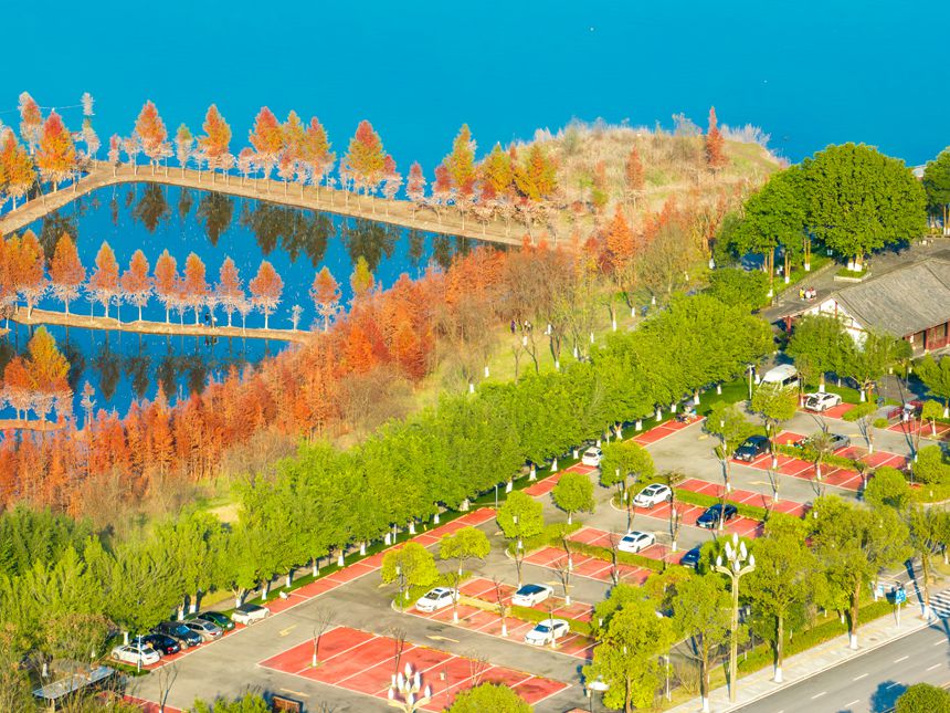 開(kāi)州區(qū)文峰街道，環(huán)境優(yōu)美又方便實(shí)用的濱湖停車場(chǎng)。王曉宇攝