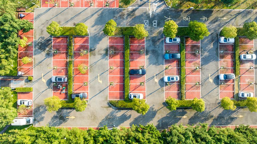 開州區(qū)文峰街道，環(huán)境優(yōu)美又方便實(shí)用的濱湖停車場(chǎng)。王曉宇攝