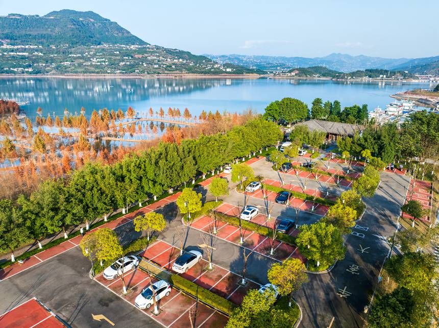 開州區(qū)文峰街道，環(huán)境優(yōu)美又方便實用的濱湖停車場。王曉宇攝