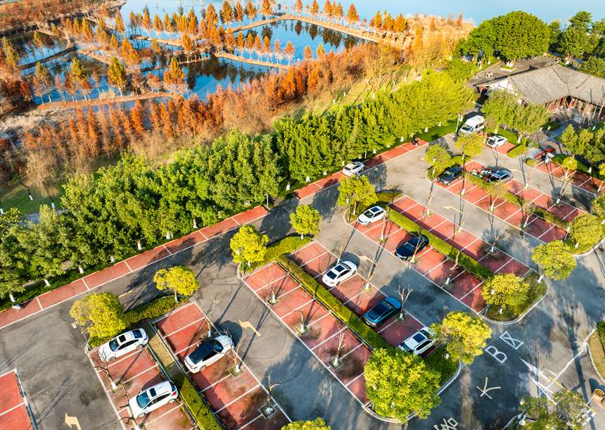 開州區(qū)文峰街道，環(huán)境優(yōu)美又方便實用的濱湖停車場。王曉宇攝