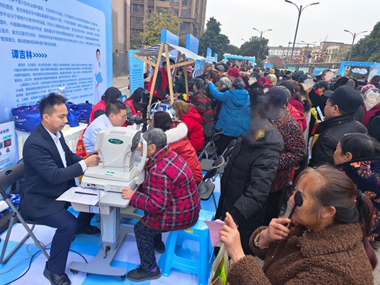 義診現(xiàn)場(chǎng)。重慶愛爾眼科醫(yī)院總院供圖