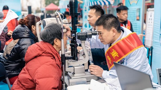 義診現(xiàn)場(chǎng)。重慶愛爾眼科醫(yī)院總院供圖