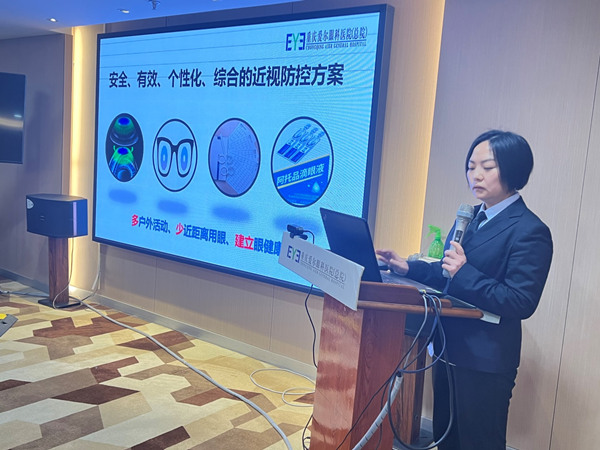 李全蘭進行科普講座。重慶愛爾眼科醫(yī)院總院供圖