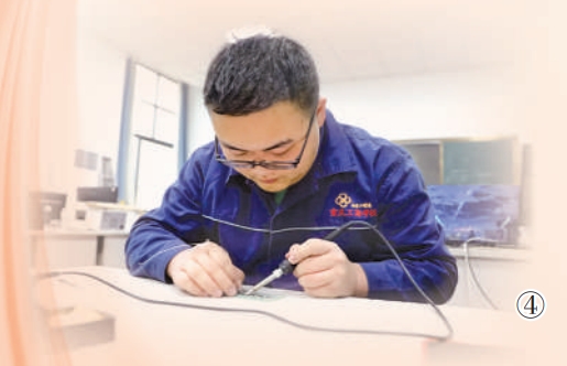 重慶工商學校學生宋鑫正在實訓室工作。重慶工商學校供圖