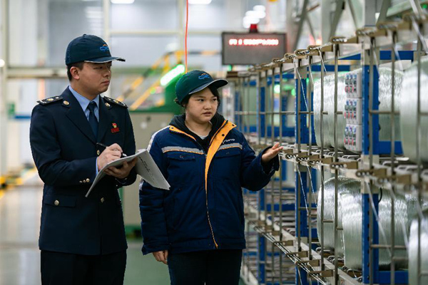 在重慶國(guó)際復(fù)合材料股份有限公司生產(chǎn)車間，大渡口區(qū)稅務(wù)人員實(shí)地了解企業(yè)生產(chǎn)情況，宣傳輔導(dǎo)相關(guān)稅費(fèi)優(yōu)惠政策，解答涉稅疑問。郭睿攝