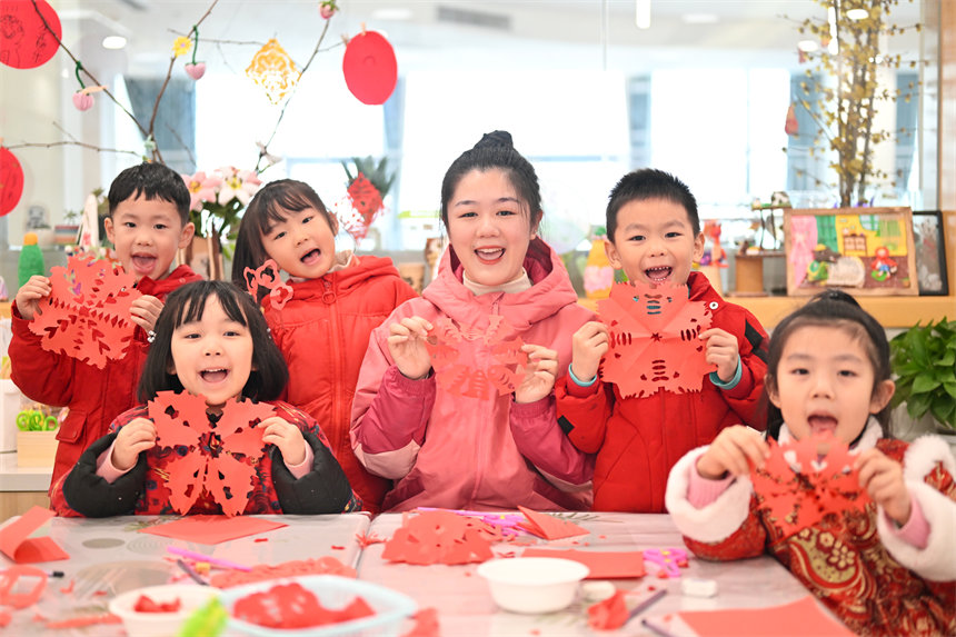 小朋友們展示自己的剪紙作品。郭旭攝