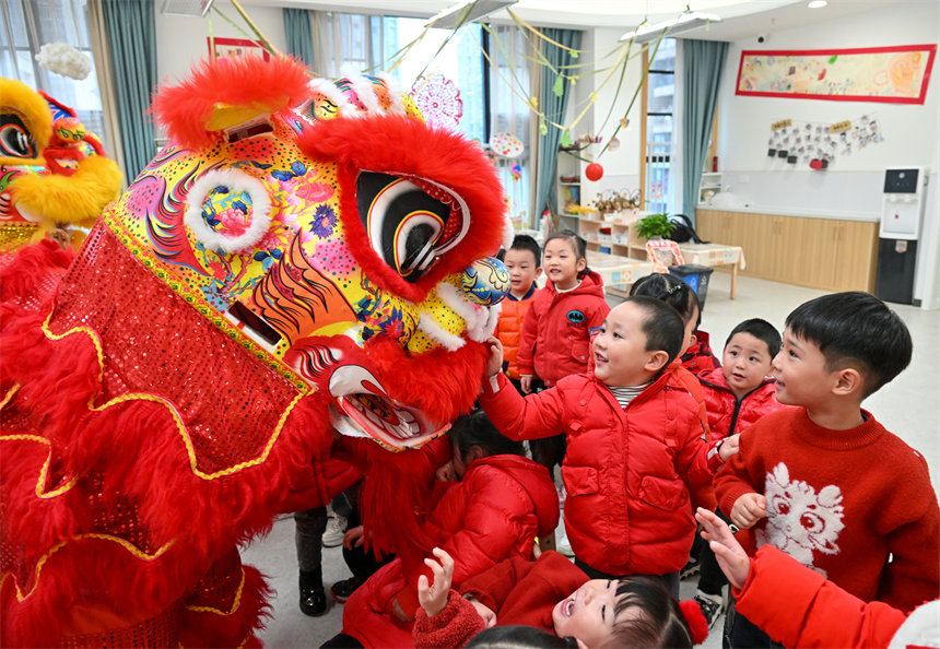 小朋友們與舞獅互動(dòng)。郭旭攝