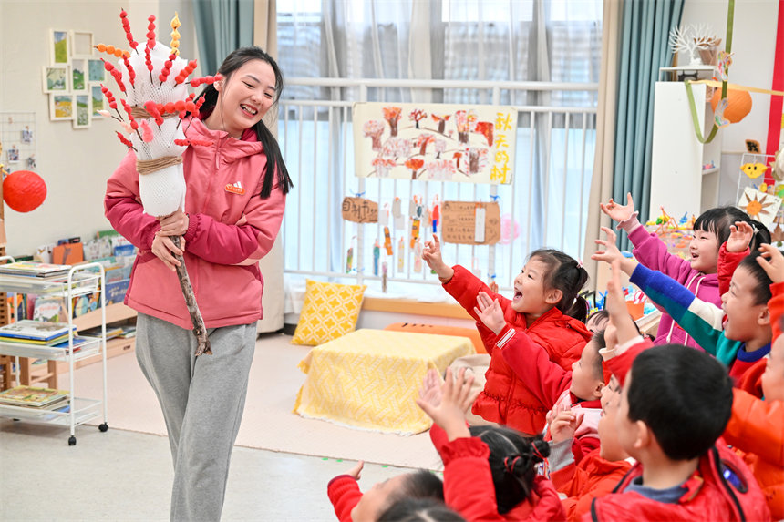 老師給孩子們展示手工糖葫蘆。郭旭攝
