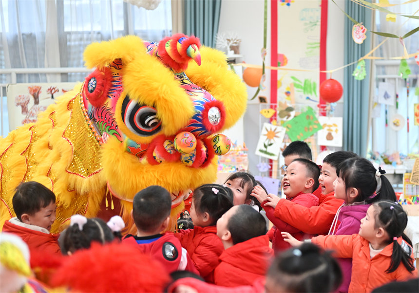 小朋友們與舞獅互動(dòng)。郭旭攝