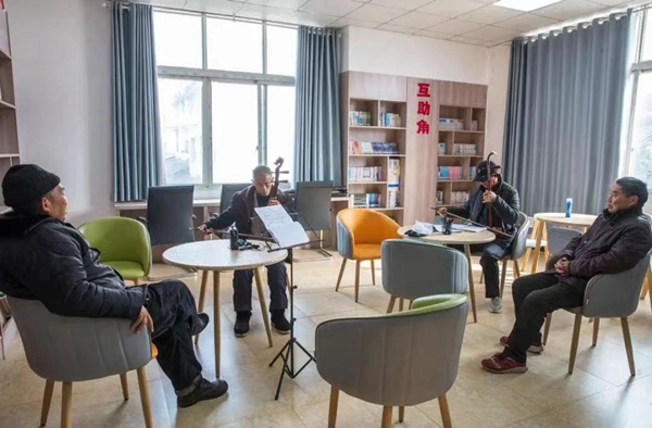 “愛心食堂+”服務，老人吃完飯還可休閑娛樂。王孟舉攝