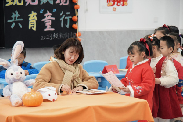 一年級(jí)學(xué)生幫助小兔運(yùn)南瓜拼音識(shí)字。金山學(xué)校供圖