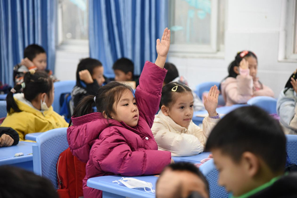 孩子們踴躍舉手參與。金山學(xué)校供圖
