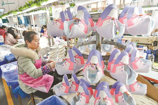 前鋒區(qū)福輝鞋業(yè)的員工在生產車間忙碌。前鋒區(qū)融媒體中心供圖