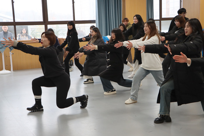 丁方卓老師帶領(lǐng)學(xué)生們跳健身操。北京體育大學(xué)供圖
