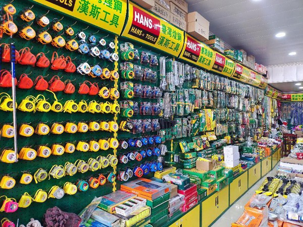 在大足龍水五金市場內(nèi)，漢斯工具經(jīng)營部貨架上擺滿了五金貨物。蔣吉鵬攝