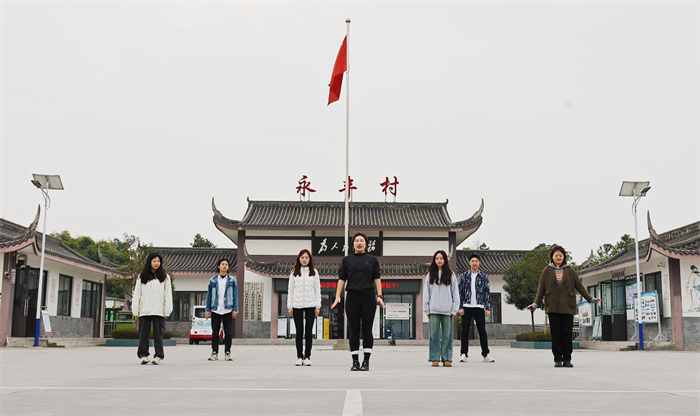 實踐團在永豐村進行采風創(chuàng)作，傳遞中華體育精神。北京體育大學供圖