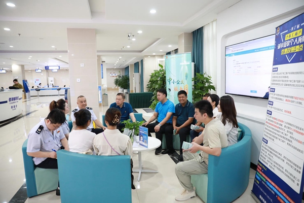 重慶市沙坪壩區(qū)稅務(wù)局邀請稅收營商環(huán)境體驗師們走進辦稅服務(wù)廳體驗辦稅繳費流程，征求相關(guān)意見建議。何獻攝