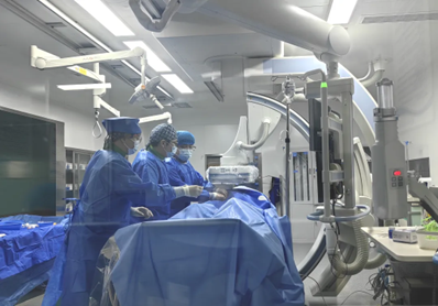 李煒（中）團(tuán)隊介入手術(shù)中。重慶西區(qū)醫(yī)院供圖