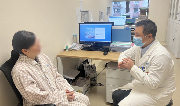 張朝軍為患者介紹眼部的檢查情況。重慶普瑞眼科醫(yī)院供圖