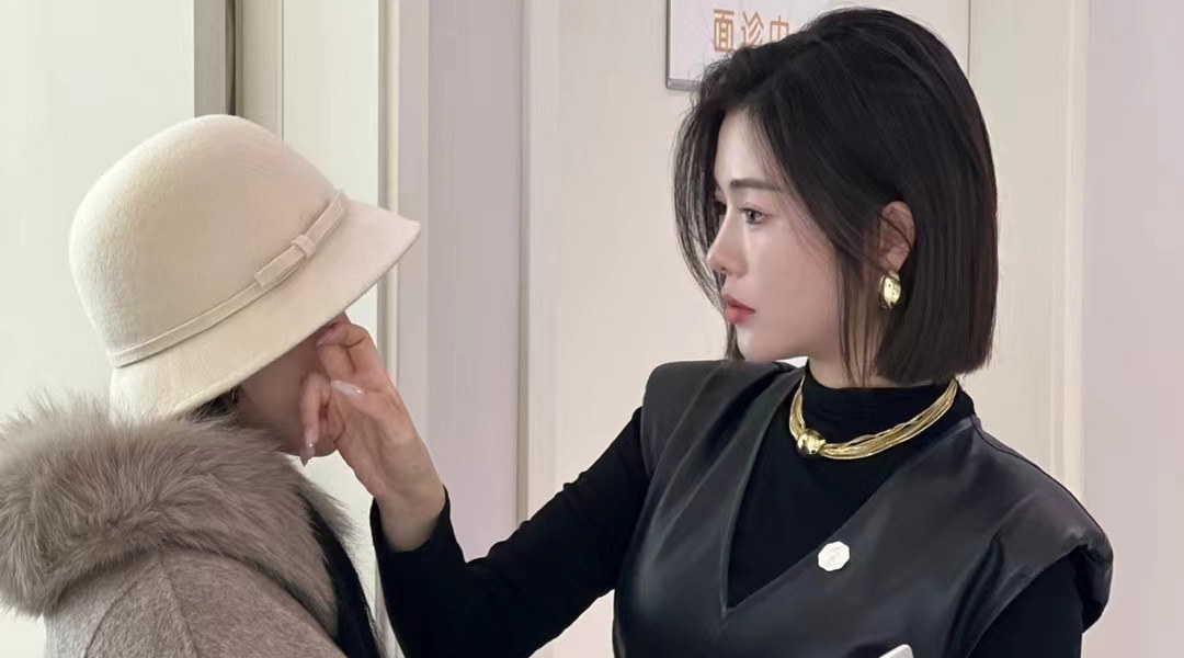 張蕾為求美者面診。重慶諾美欣悅(媛頌)醫(yī)療美容供圖