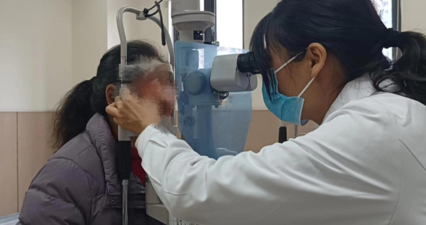 鄭女士在檢查中。重慶愛爾眼科醫(yī)院總院供圖