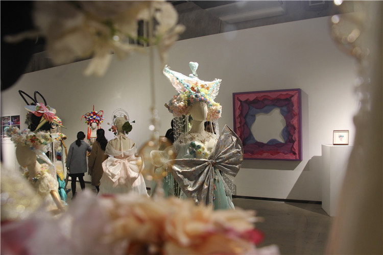 展出的畢業(yè)生作品。重慶文化藝術職業(yè)學院供圖