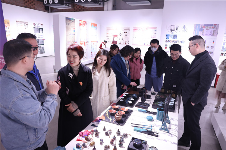 主題展臺引來眾人觀展。重慶文化藝術職業(yè)學院供圖