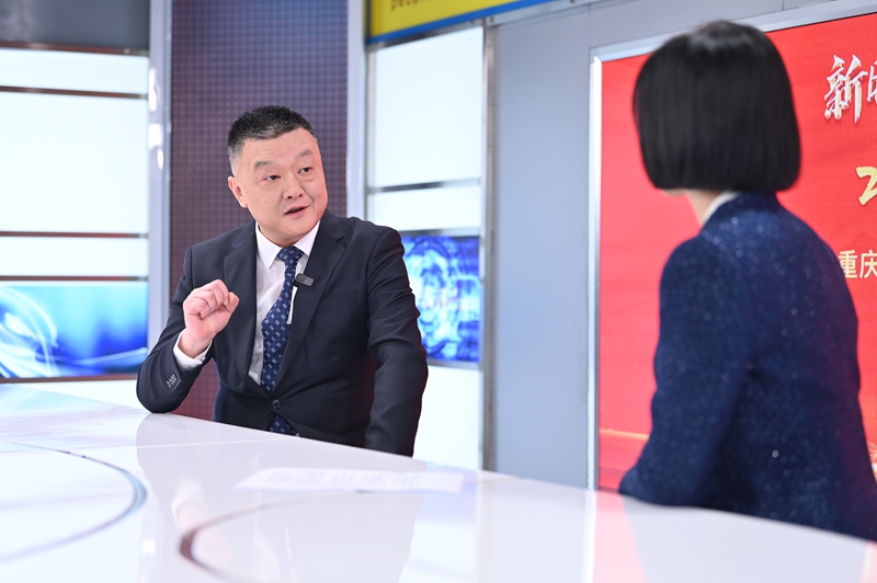 重慶市人大代表、萬(wàn)州區(qū)區(qū)長(zhǎng)李慶做客人民網(wǎng)重慶頻道、重慶發(fā)布“新時(shí)代 新征程 新重慶——2024重慶兩會(huì)會(huì)客廳”系列訪談。鄒樂(lè)攝