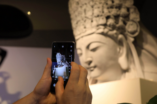 3D打印的大足石刻千手觀音主尊頭像受市民青睞。大足區(qū)委宣傳部供圖