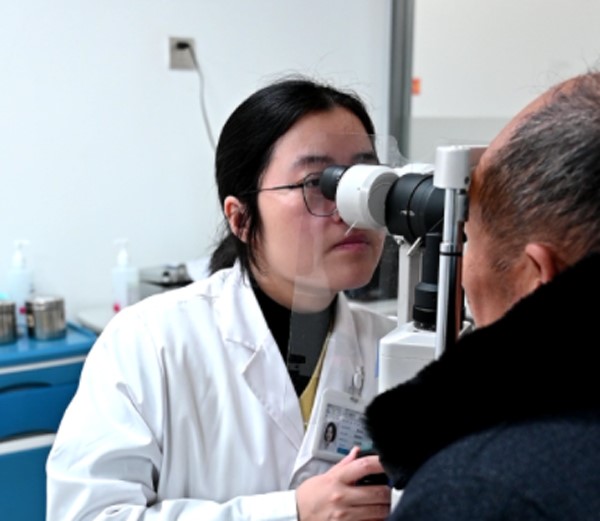 眼底病科醫(yī)生袁詩曼為患者看診。重慶南坪愛爾眼科醫(yī)院供圖