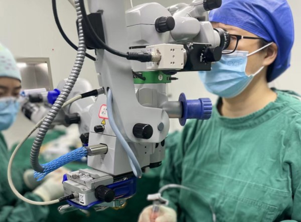艾玲為患者實施手術(shù)。重慶南坪愛爾眼科醫(yī)院供圖