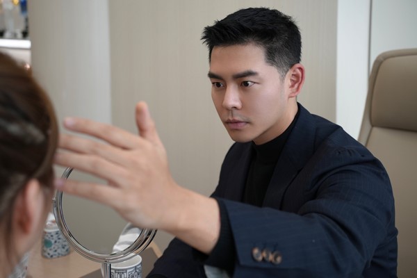 胡然為求美者面診。重慶諾美欣悅（媛頌）醫(yī)療美容供圖