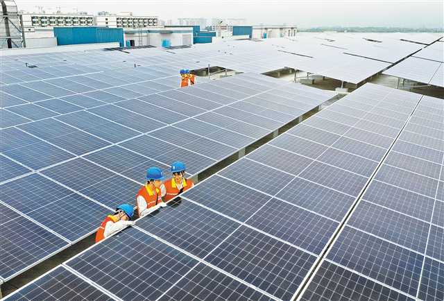 光伏產(chǎn)品　重慶比亞迪鋰電池有限公司光伏發(fā)電區(qū)，運(yùn)維人員正在巡查。（本報(bào)資料圖片）記者 張錦輝 攝\視覺重慶