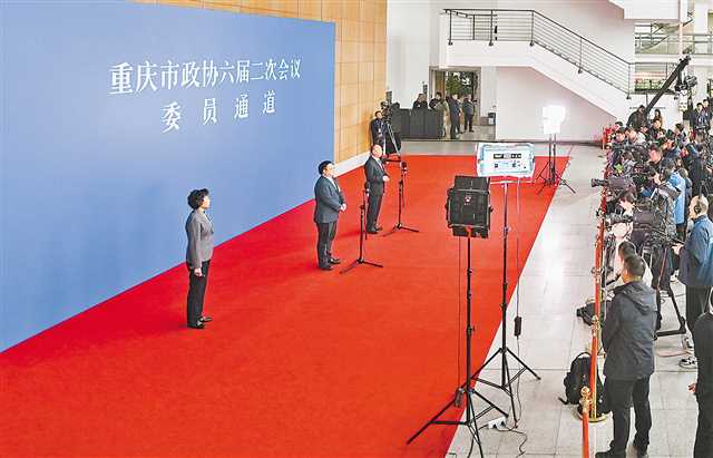 聊熱點(diǎn)提建議聚合力 共謀建設(shè)新重慶