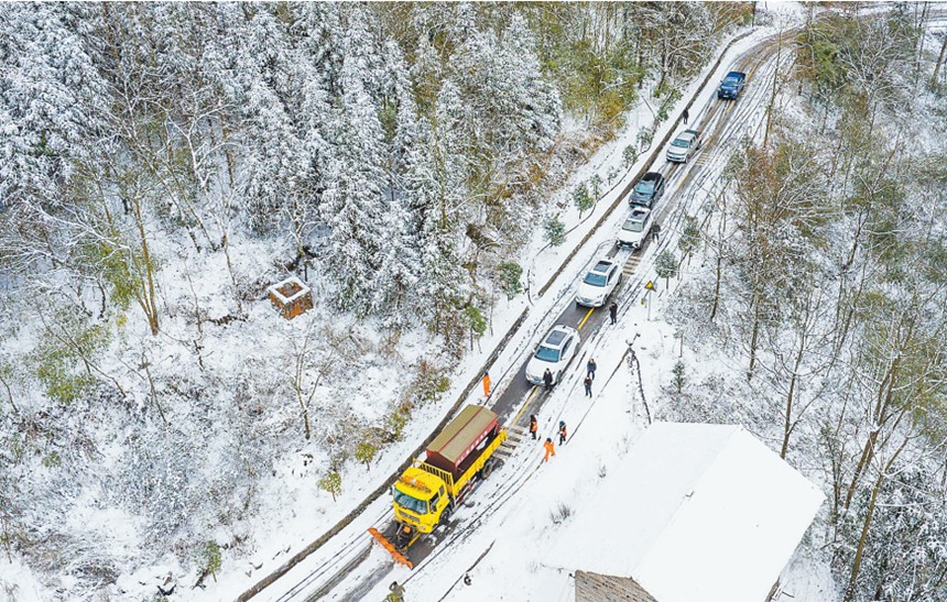南川開啟“速凍”模式 撒鹽除冰保暢通