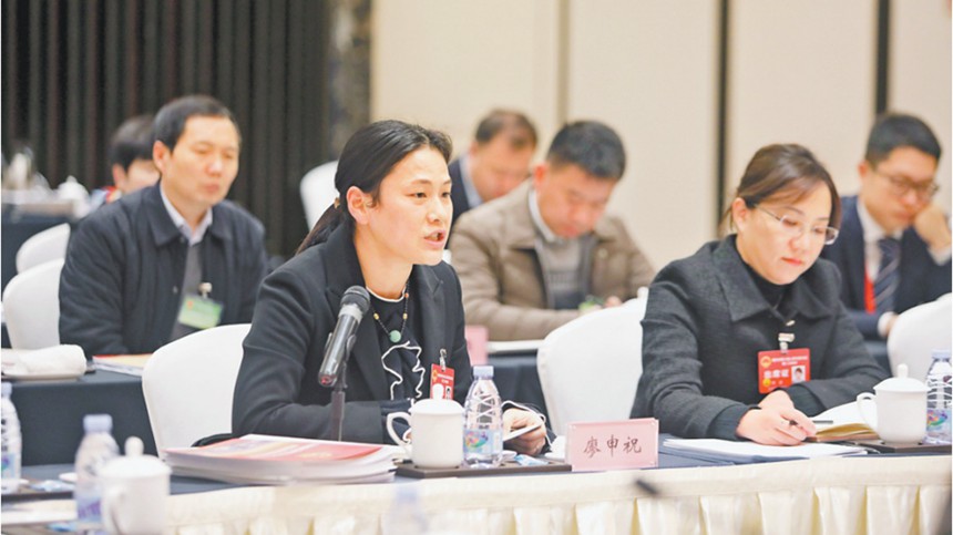 廖申祝代表（前排左一）就加強農(nóng)產(chǎn)品銷售渠道建設，助力鄉(xiāng)村振興提出建議。記者 羅斌 攝/視覺重慶