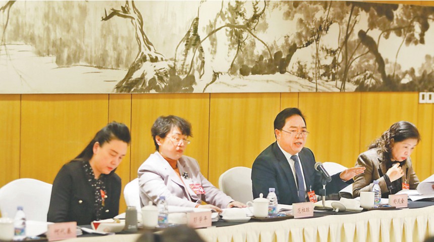 舒茂全代表（右二）就工業(yè)園區(qū)協(xié)同發(fā)展提出建議。記者 羅斌 攝/視覺重慶