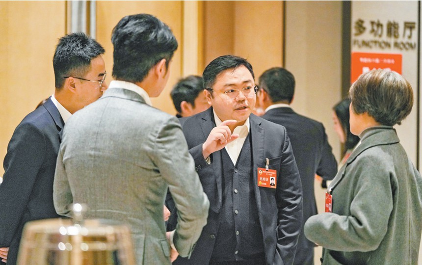 1月22日，市政協(xié)委員在會議間隙展開交流討論。見習記者 李雨恒 攝/視覺重慶