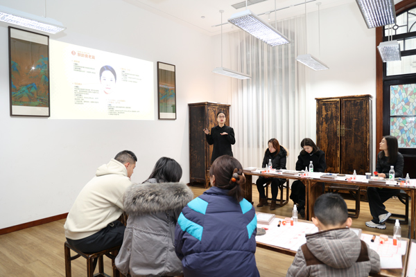 黃靜進(jìn)行科普。重慶銅雀臺(tái)整形外科醫(yī)院供圖