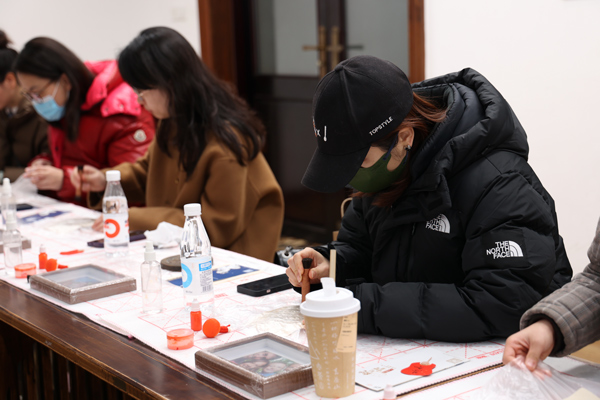 現(xiàn)場嘉賓體驗(yàn)篆刻。重慶銅雀臺(tái)整形外科醫(yī)院供圖