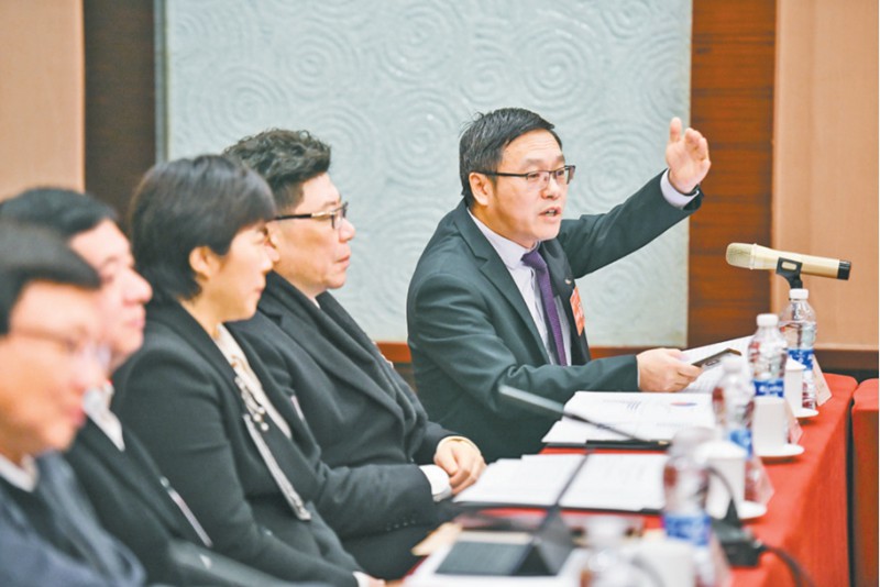 1月23日，在協(xié)商討論市高級(jí)人民法院工作報(bào)告、市人民檢察院工作報(bào)告時(shí)，王興和委員（右一）就涉外法律方面的問題提出建議。記者 謝智強(qiáng) 攝/視覺重慶