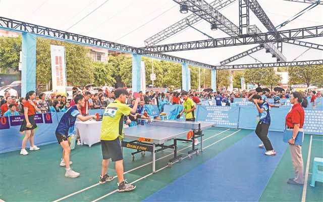 2023年9月23日，重慶市和美鄉(xiāng)村乒乓球邀請賽（村TT）總決賽在沙坪壩青木關(guān)鎮(zhèn)火熱進行，8支區(qū)縣隊伍展開比拼。通訊員 郭晉 攝/視覺重慶