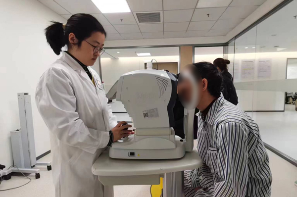 袁詩(shī)曼為患者檢查眼睛狀況。重慶南坪愛爾眼科醫(yī)院供圖