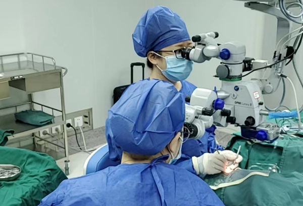 艾玲為患者手術(shù)。重慶南坪愛爾眼科醫(yī)院供圖