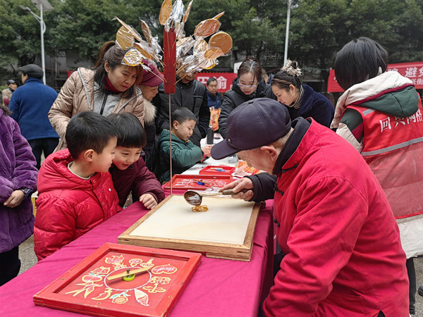 民間傳統(tǒng)藝人制作畫糖人讓小朋友目不暇接。寶圣東路社區(qū)供圖